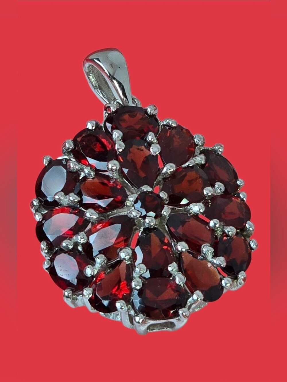 925 Sterling Silver Flower Pendant 2.2x2.2cm with Natural Garnet